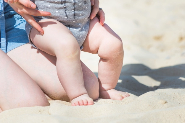 mengatasi pilek pada bayi dengan berjemur di bawah sinar matahari